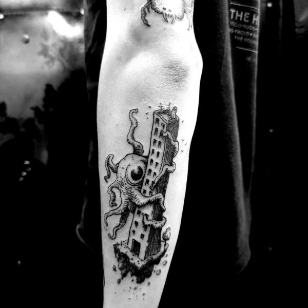 antoine-blackhare_tattoo_toulouse_M_flying-building-tentacle_-blackwhite