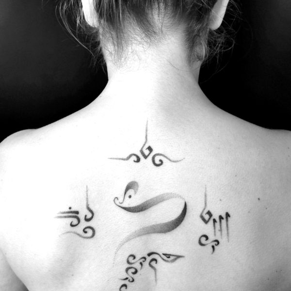 dos-retouche-3-1-scaled-blackwhite